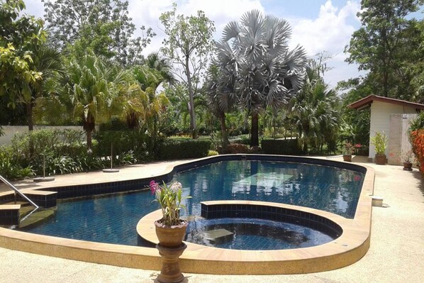 Una piscina al aire libre, sombrillas
