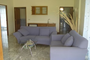 Bungalow, vista al jardín | Sala de estar | Televisión 
