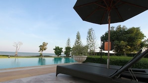 Indoor pool, 2 outdoor pools, pool umbrellas, sun loungers - Panorama sea view at Boulevard Cha-am (Cha-am)