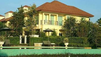 3 Bedroom Villa | 3 bedrooms, desk, blackout drapes, rollaway beds
