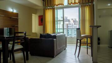 Duplex, varanda coberta | 1 quarto, quartos à prova de som, Wi-Fi de cortesia, roupa de cama