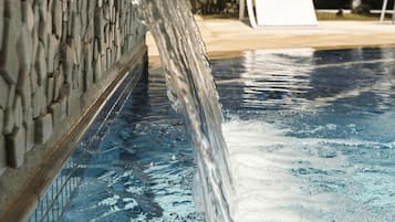 Piscine extérieure, chaises longues