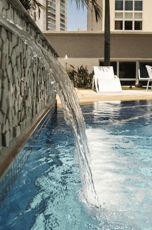 Outdoor pool, open 6:00 AM to 10:00 PM, pool loungers - Hotel City Hall (São José dos Campos)