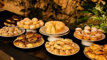 Un bufé con diversos pasteles y postres.