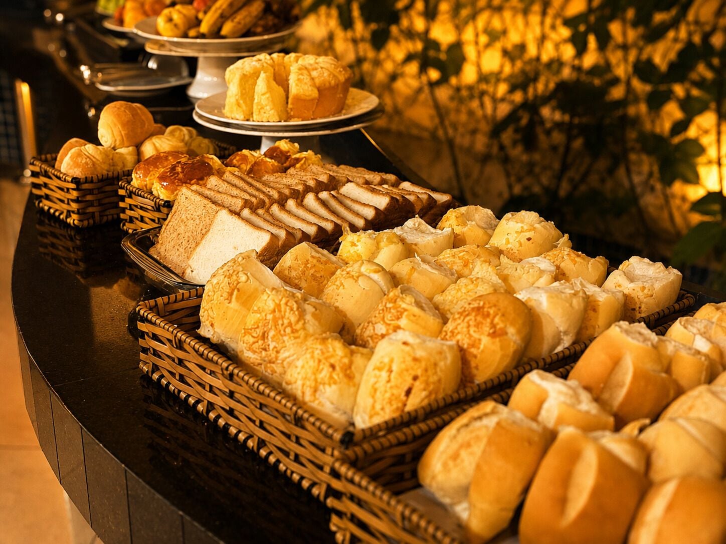 Un bufé con panes, bollería y postres variados.
