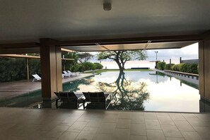 Piscina all'aperto, ombrelloni da piscina, lettini