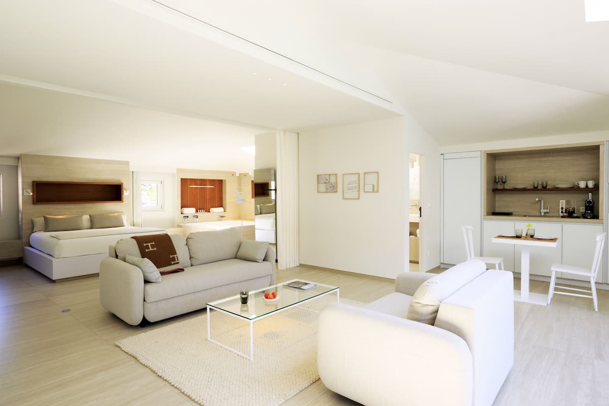Deluxe suite, 1 kingsize bed, 2 badkamers, uitzicht op jachthaven | Woonruimte | Een flatscreentelevisie