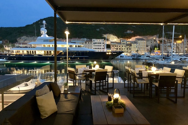 Façana frontal de l'allotjament (vespre/nit)