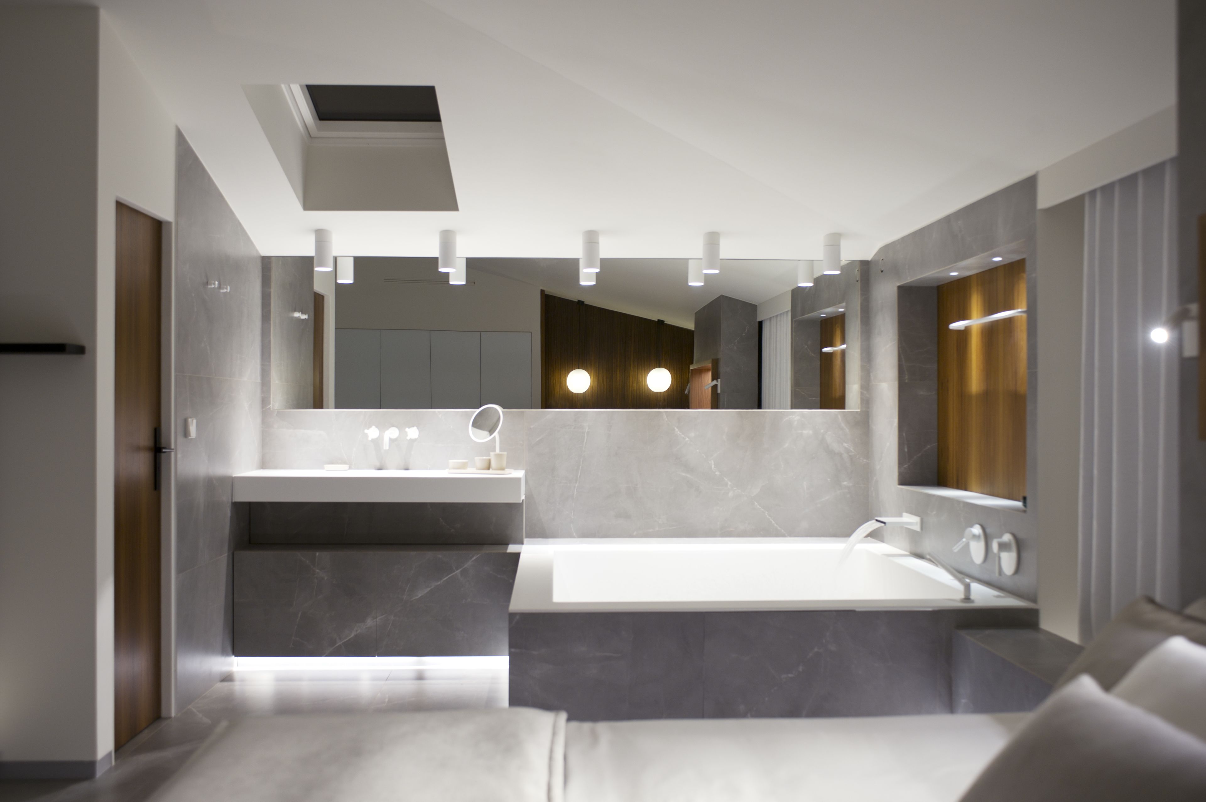 prestige suit, port view | bathroom | free toiletries, hair dryer, towels