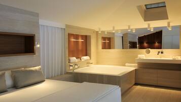Suite Prestige Vue Port | Literie de qualité supérieure, décoration personnalisée