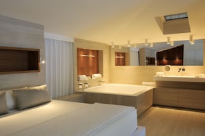 Prestige Suit, Port view | Premium bedding, individually decorated, blackout drapes, soundproofing - Hotel du Centre Nautique (Bonifacio)