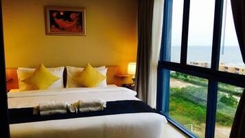 One Bedroom with Sea View | 1 kamar tidur, meja kerja, tirai kedap cahaya, dan Wi-Fi gratis