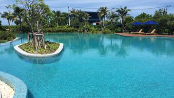 Indoor pool, 3 outdoor pools
