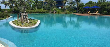 Indoor pool, 3 outdoor pools