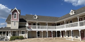 Exterior - Victorian Inn (Cleveland)