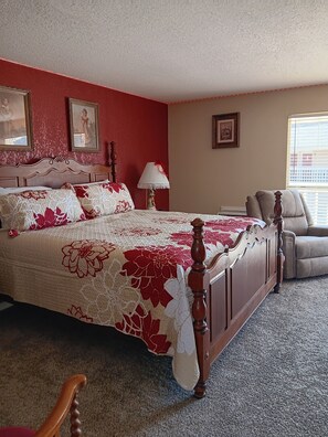 Deluxe Suite, 1 King Bed, Non Smoking | Soundproofing, free WiFi, bed sheets - Victorian Inn (Cleveland)