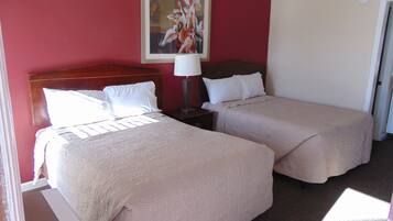 Eenvoudige kamer, 2 tweepersoonsbedden, niet-roken | Geluiddichte muren, gratis wifi, beddengoed