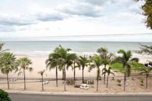 2-Bedroom Condo with Sea View | Ausblick vom Zimmer