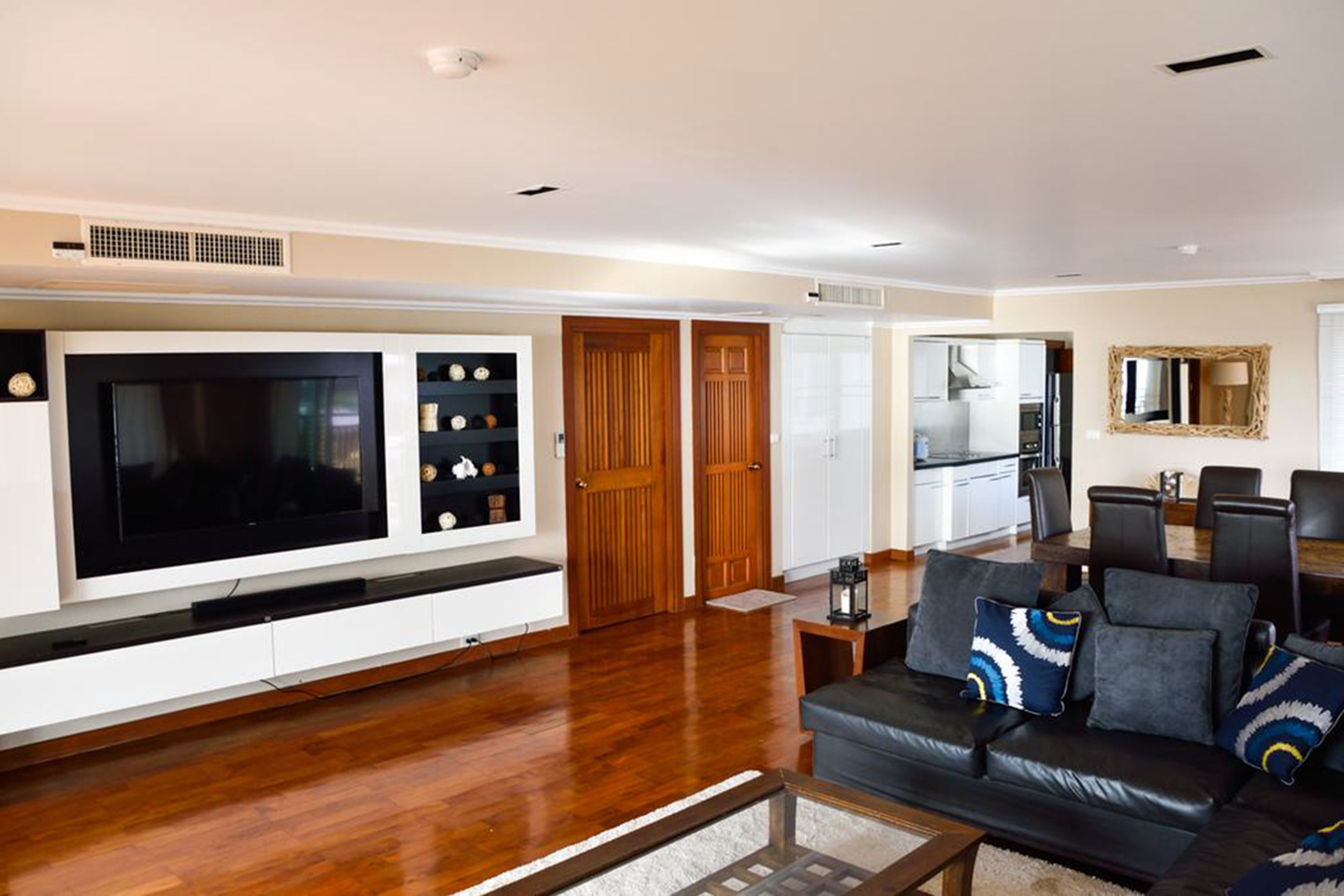 2-Bedroom Condo with Sea View | ห้องนั่งเล่น | ทีวีจอแบน 52 นิ้ว พร้อมช่องดิจิตอล, ทีวี