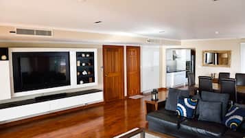 2-Bedroom Condo with Sea View | Phòng khách | TV màn hình phẳng 52-inch có truyền hình kỹ thuật số, TV