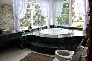 2-Bedroom Condo with Sea View | Jetted bathtub - The Beach Palace 2BR Luxury Beachfront (Cha-am)