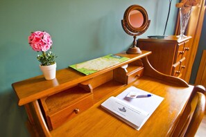 Centro de negocios en la habitación