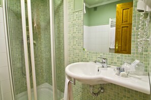 Habitación doble (La Peñasola) | Baño | Ducha y bañera combinadas y artículos de higiene personal gratuitos