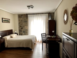 Habitación triple, balcón (Talavera) | Ropa de cama de alta calidad y decoración personalizada 