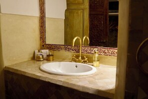 Deluxe Double or Twin Room (Anis étoilé) | Badkamer | Gratis toiletartikelen, een haardroger, handdoeken