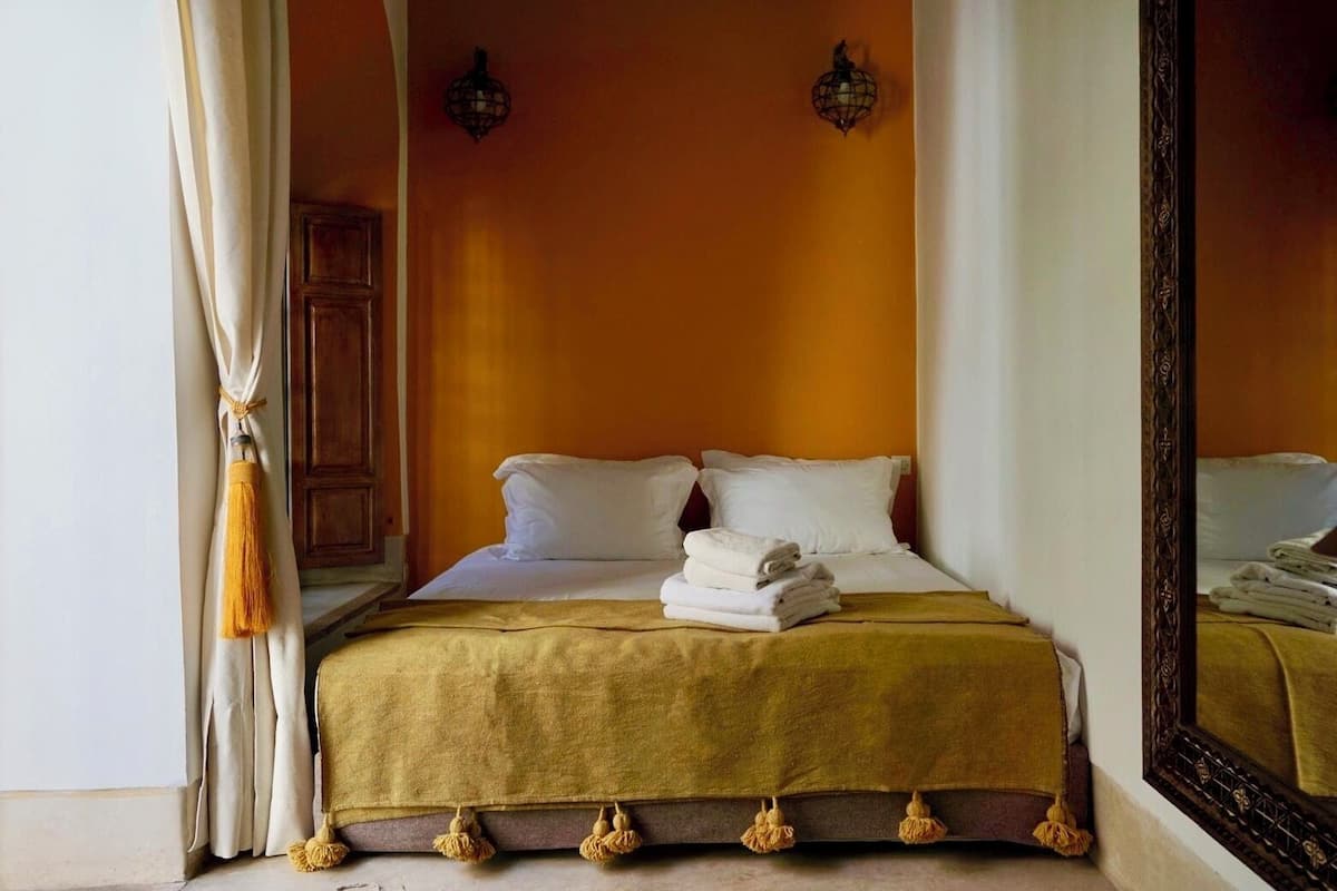 Deluxe Double Room (Safran) | Luxe beddengoed, een kluis op de kamer, individueel gedecoreerd