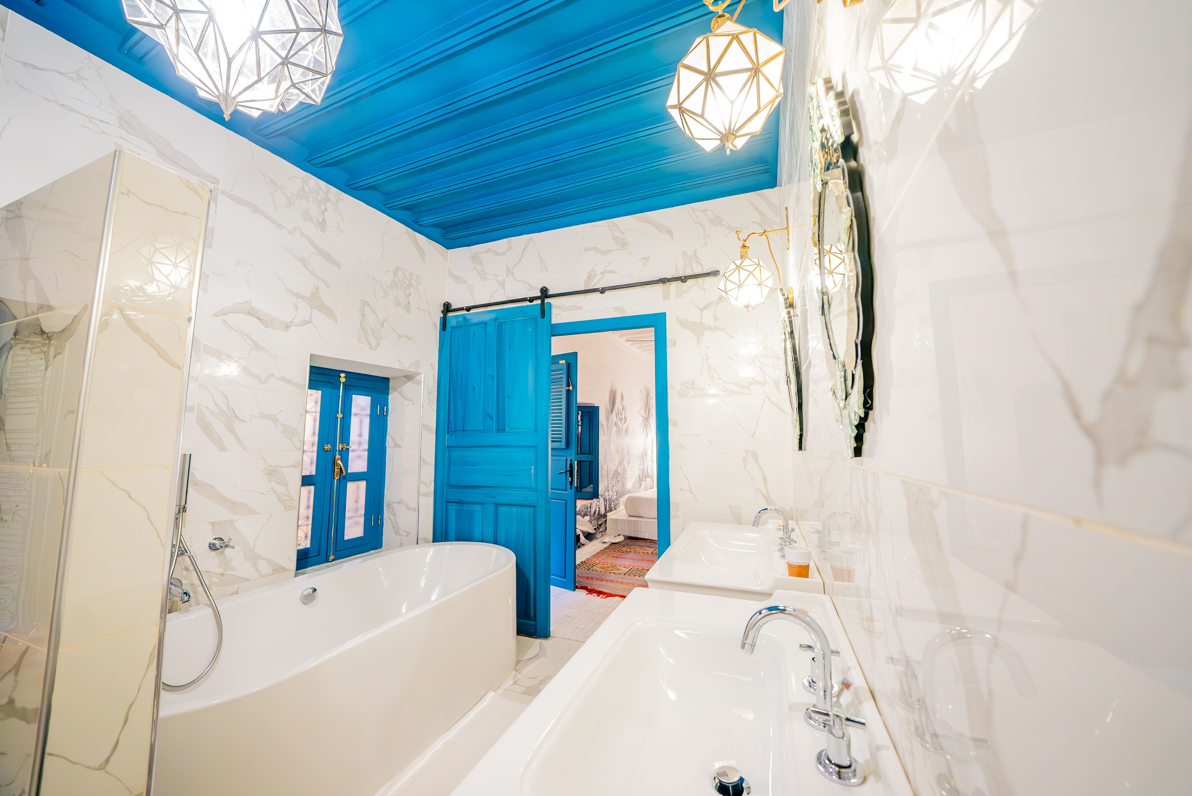 Une salle de bain moderne avec une grande baignoire, un lavabo et une douche.