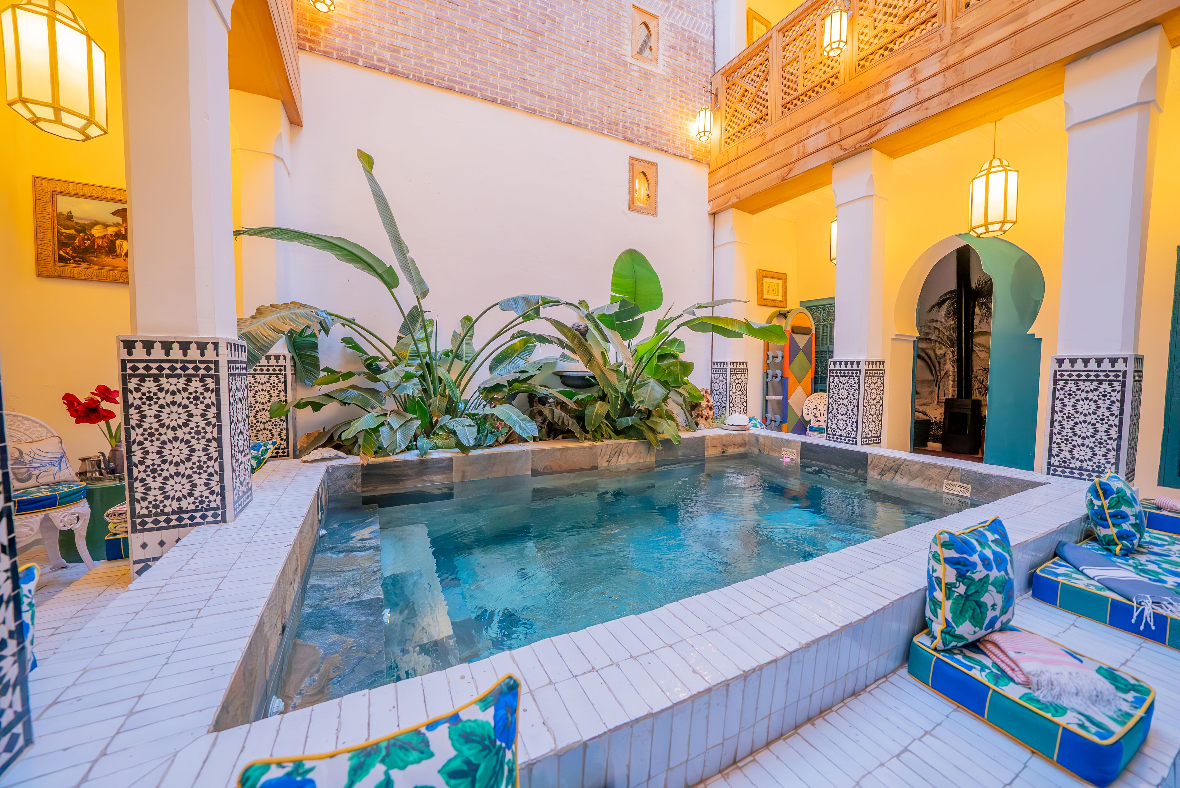 Indoor pool, sun loungers