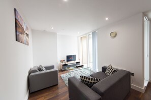 Departamento ejecutivo, 2 habitaciones, vista a la ciudad | Área de sala de estar