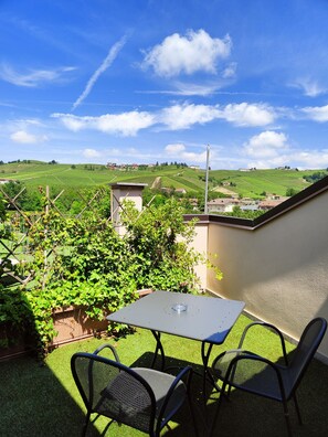 Habitación triple superior, vista a la colina | Terraza o patio