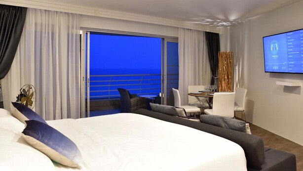 Studio Room with Sea View | Két bảo mật tại phòng, bàn, truy cập Internet không dây miễn phí 