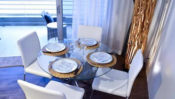 Studio Room with Sea View | In-room dining