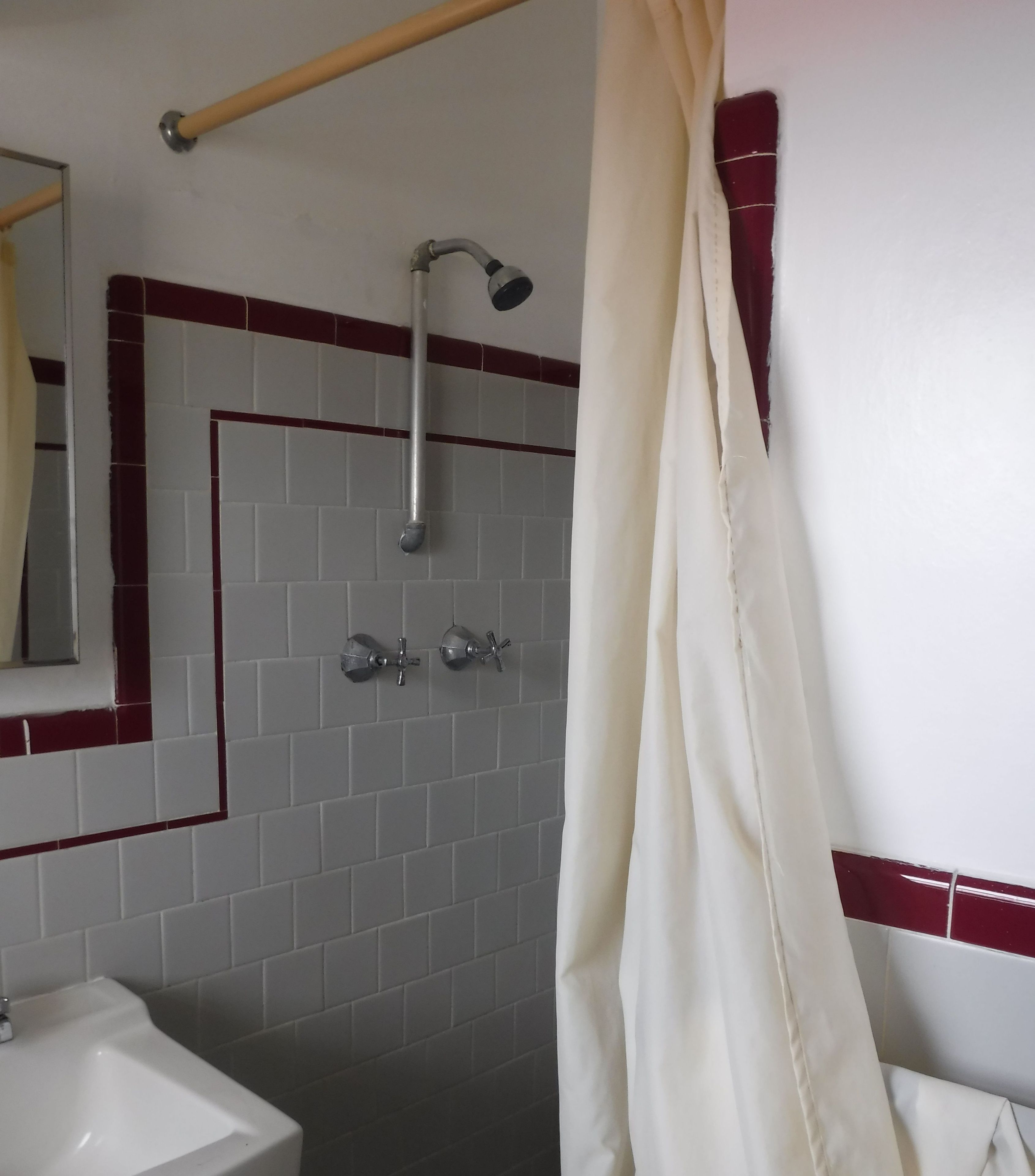Shower, free toiletries, towels