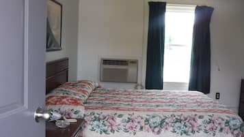 Quarto solteiro, 1 cama Queen, para fumantes | Wi-Fi de cortesia, roupa de cama