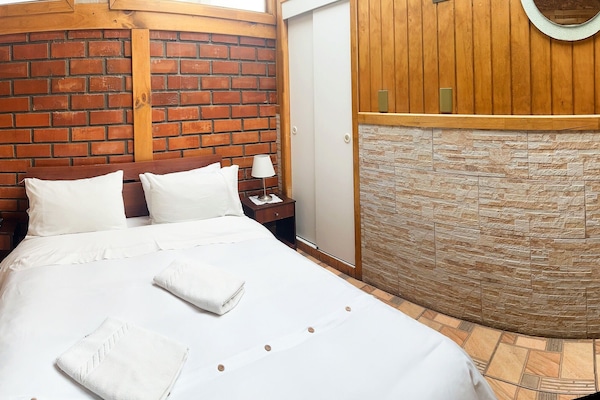 Standard Room | In-room safe, free WiFi, bed sheets