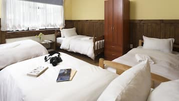 Habitación cuádruple estándar, varias camas | Caja fuerte, wifi gratis, ropa de cama
