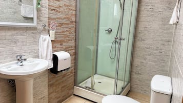 Standard Room | Bathroom | Shower, free toiletries, hair dryer, towels