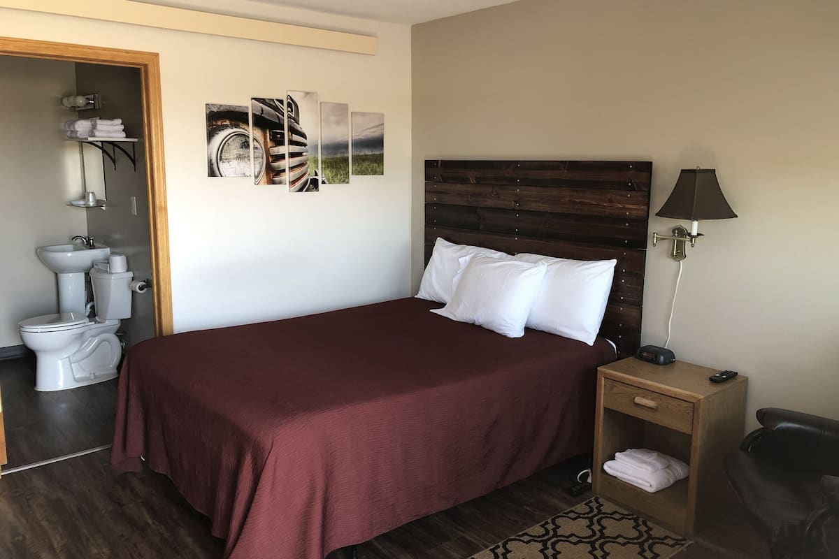 Quarto standard, 1 cama Queen | Escrivaninha, Wi-Fi de cortesia, roupa de cama