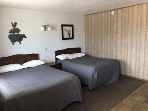 Camera doppia | Una scrivania, Wi-Fi gratuito, lenzuola