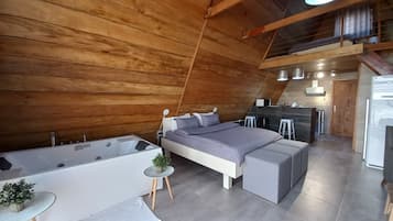 Honeymoon Villa, Hot Tub, Ocean View | Premium bedding, in-room safe, desk, laptop workspace