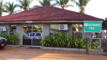 Vista frontal de la propiedad