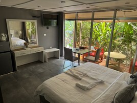 Ropa de cama de alta calidad y caja de seguridad en la habitación 