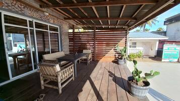 Chambre Double Deluxe, 1 trĂšs grand lit, vue piscine | Terrasse/Patio