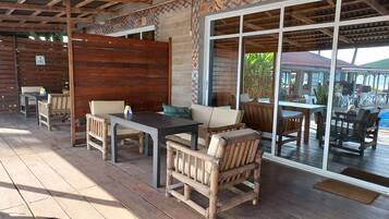 Studio Deluxe, 1 trĂšs grand lit, vue piscine | Terrasse/Patio