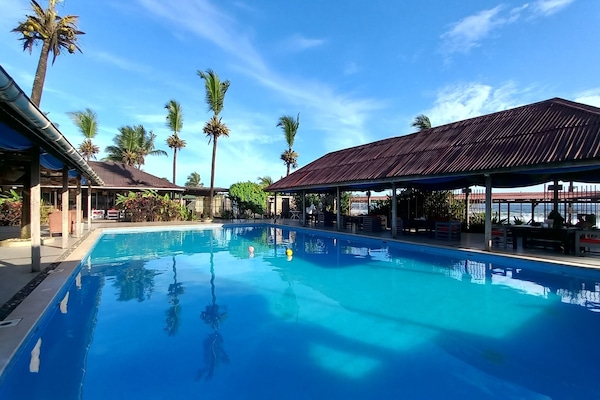 2 piscinas externas, espreguiçadeiras