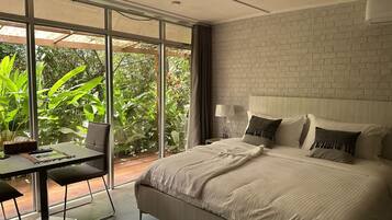 標準雙人房 | 高級寢具、房內夾萬、書桌、手提電腦工作空間